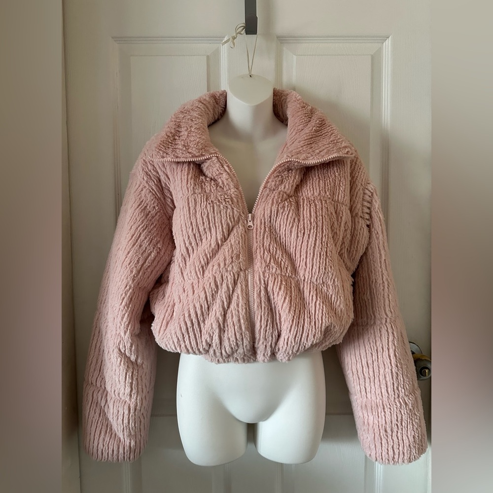 Women’s light pick furry cropped coat size XL